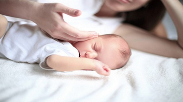 Фази сну у новонародженого: чому немовля часто прокидається вночі