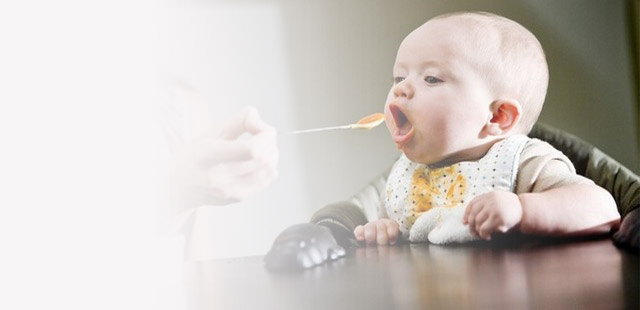 Як нагодувати дитину після року: хитрі поради батькам