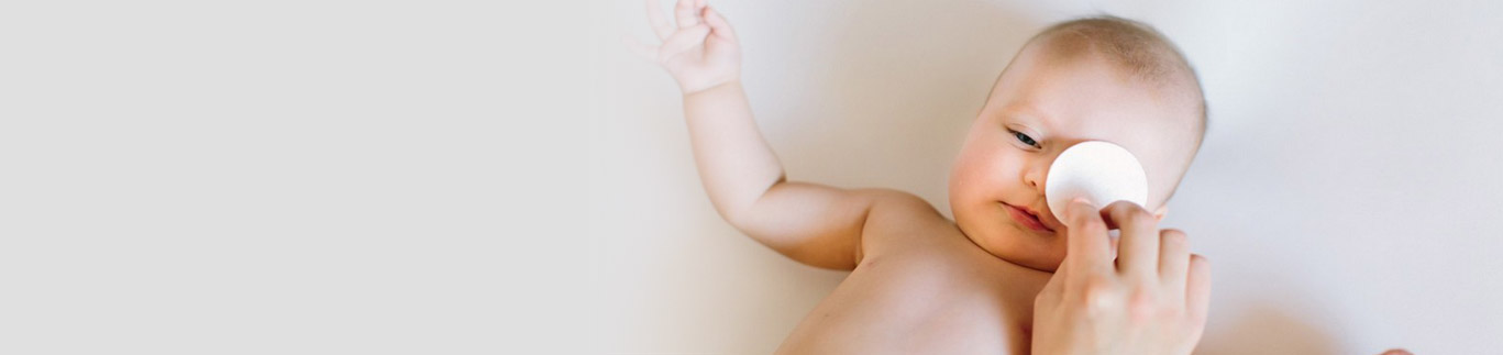 Якщо закисають очі у новонародженого: що робити батькам і в чому причина?